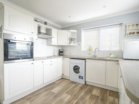 Fridge, cookware/dishes/utensils