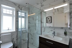 Cottage | Bathroom | Shower, hair dryer