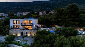 A modern two-story house with a stone foundation, a balcony, and a pool. - Villa Maremonte with Pool (Kaštel Kambelovac)