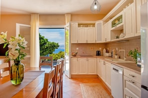 Refrigerador, microondas, horno, placa de cocina