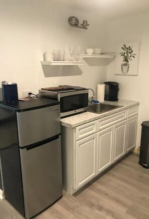 Refrigerador, microondas, cafetera y tetera y utensilios de cocina