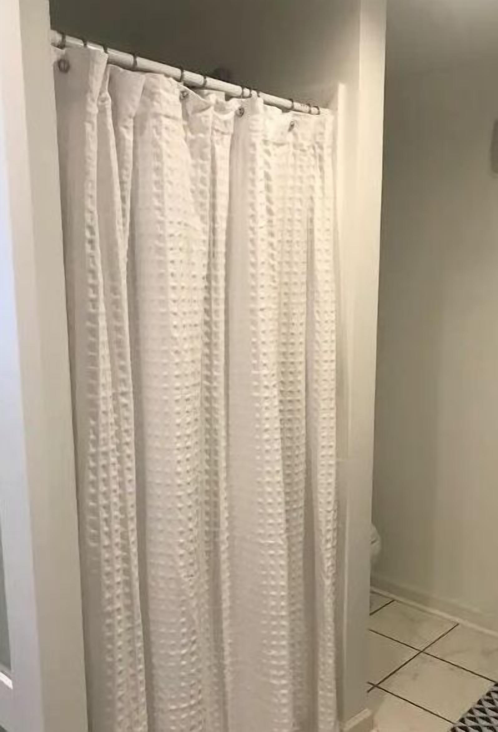 Ducha y bañera combinadas, secador de pelo, toallas y jabón