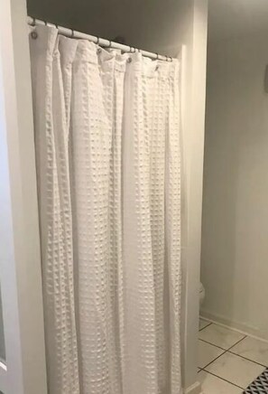 Ensemble douche/baignoire, sèche-cheveux, serviettes fournies, savon
