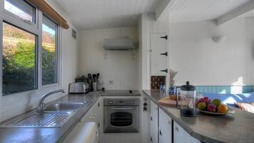 Småhus | Eget kjøkken | Kjøleskap, mikrobølgeovn og kjøkkenutstyr