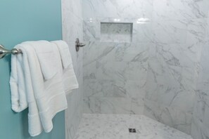 Duschwanne, Handtücher, Toilettenpapier