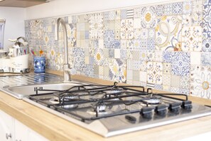 Kühlschrank, Mikrowelle, Herdplatte, Wasserkocher mit Kaffee-/Teezubehör