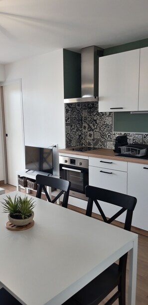 Een koelkast, een microgolfoven, een oven