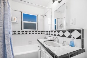 Badewanne, Haartrockner, Handtücher, Seife