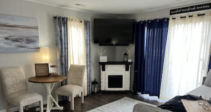 BACK TO SCHOOL RATES! 98! Book this fully decorated Studio on Taneycomo Lake!