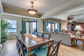 Dining - Stunning 4Bdrm Oceanfront Condo: Spacious, Amazing Pools and Amenities (Myrtle Beach)