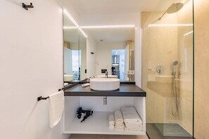 Een douche, een haardroger, handdoeken