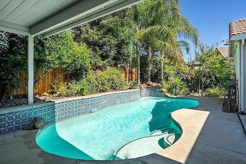 Room in Beautiful Roseville Gated Community