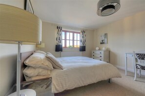 Cottage | 4 bedrooms, individually decorated, individually furnished, free WiFi - 28 Barnes Meadow (Lyme Regis)