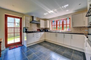 Cottage | Private kitchen | Fridge, dishwasher, cookware/dishes/utensils - 28 Barnes Meadow (Lyme Regis)