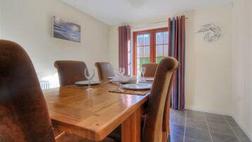 Cottage | Private kitchen | Fridge, dishwasher, cookware/dishes/utensils