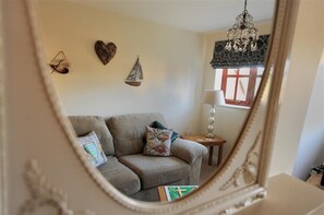 Cottage | Living room | DVD player - 28 Barnes Meadow (Lyme Regis)