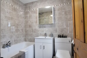 Cottage | Bathroom | Shower, hair dryer