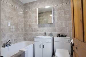 Cottage | Bathroom | Shower, hair dryer