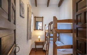 4 Schlafzimmer, Schreibtisch, Reisekinderbett, kostenloses WLAN