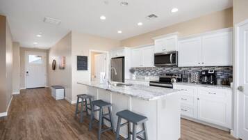 Geladeira, micro-ondas, fogão, cooktop