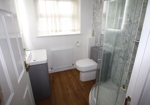 Cottage | Bathroom | Shower, hair dryer