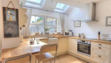 Cottage | Private kitchen | Fridge, dishwasher, cookware/dishes/utensils