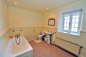Cottage | Salle de bain | Douche, sèche-cheveux