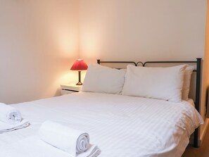 Cottage | 2 bedrooms, individually decorated, individually furnished, free WiFi - 44 Fernhill Heights (Bridport)