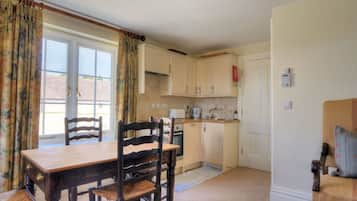 Cottage | Private kitchen | Dishwasher, cookware/dishes/utensils