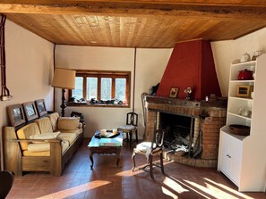 Smart-tv, eldstad, bordsfotboll och böcker