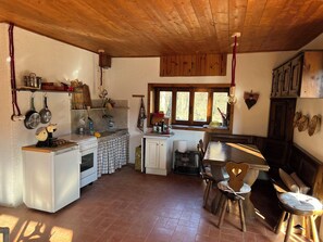 Fridge, oven, stovetop, coffee/tea maker