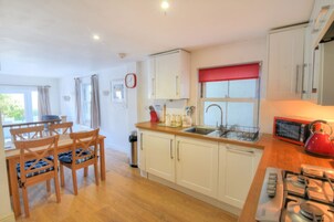 Cottage | Private kitchen | Fridge, dishwasher, cookware/dishes/utensils