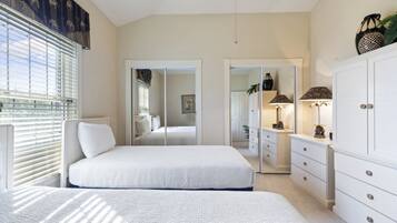 3 dormitorios, tabla de planchar con plancha, ropa de cama