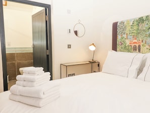 Cottage | 2 bedrooms, individually decorated, individually furnished, free WiFi