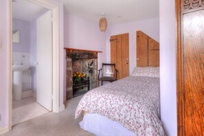 3 bedrooms, individually decorated, individually furnished, free WiFi - Tudor Cottage (Lyme Regis)