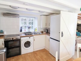 Cottage | Private kitchen | Fridge, cookware/dishes/utensils