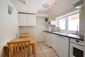 Cottage | Private kitchen | Cookware/dishes/utensils