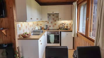Cottage | Private kitchen | Fridge, cookware/dishes/utensils