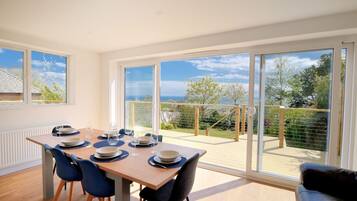 Een koelkast, een vaatwasser, kookgerei, borden en bestek