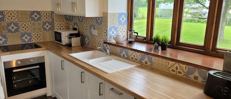 Cottage | Private kitchen | Fridge, cookware/dishes/utensils