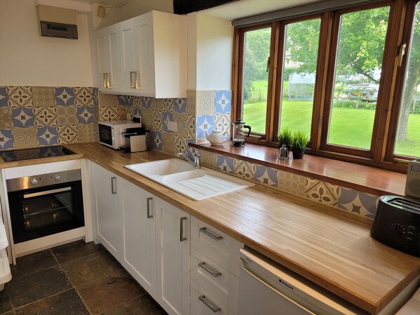 Cottage | Private kitchen | Fridge, cookware/dishes/utensils