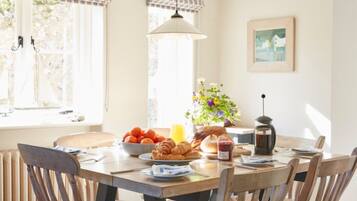 Mökki | Yksityinen keittiö | Jääkaappi, astianpesukone, keittoastiat/astiat/ruokailuvälineet