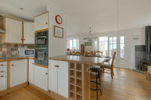 Cottage | Private kitchen | Fridge, dishwasher, cookware/dishes/utensils