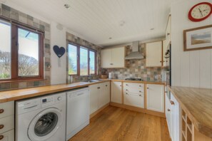 Cottage | Private kitchen | Fridge, dishwasher, cookware/dishes/utensils
