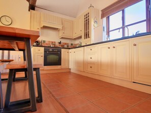 Casa de campo | Cocina privada | Refrigerador, lavavajillas y utensilios de cocina 