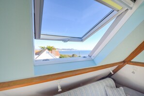 Una habitación con tragaluz y vistas al mar.