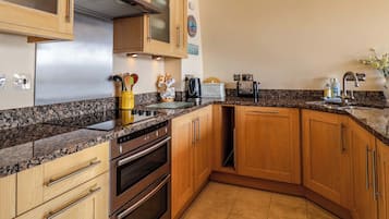 Cottage | Private kitchen | Fridge, dishwasher, cookware/dishes/utensils