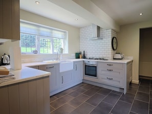 Fridge, microwave, dishwasher, cookware/dishes/utensils - Westhaven (Lyme Regis)