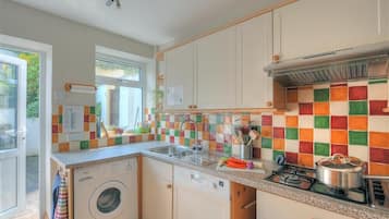 Cottage | Private kitchen | Fridge, dishwasher, cookware/dishes/utensils