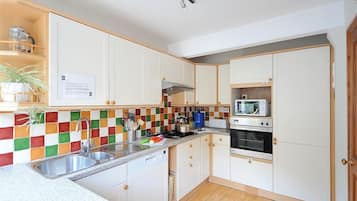 Cottage | Private kitchen | Fridge, dishwasher, cookware/dishes/utensils